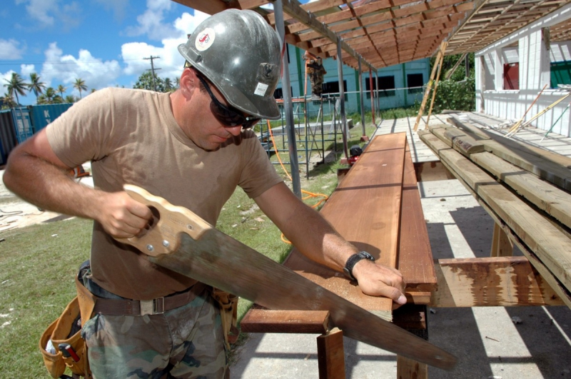 charpentier-LE CANNET DES MAURES-min_worker_construction_building_carpenter_male_job_build_helmet-893290